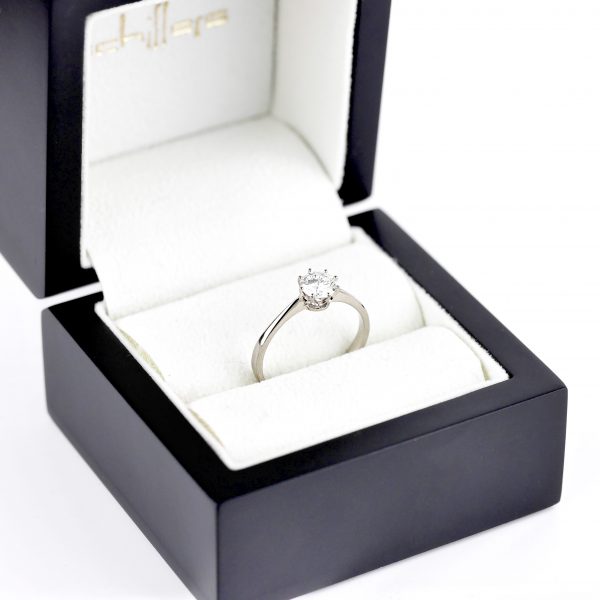 Ponadczasowy pierścionek zaręczynowy z białego złota