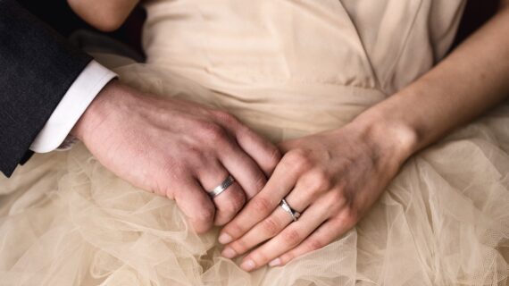 Obrączki ślubne — popularne materiały i mity na ich temat