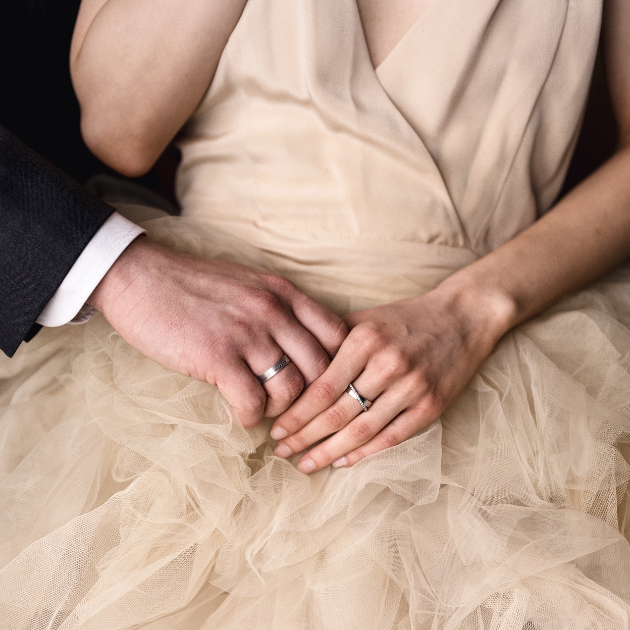 Obrączki ślubne — popularne materiały i mity na ich temat