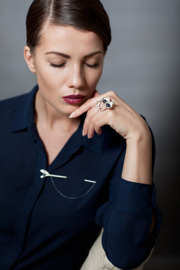 modelka Anna Grzbielska prezentująca biżuterię Schiffers