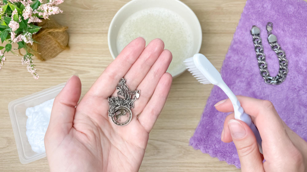 Jak wyczyścić srebrną biżuterię z kamieniami? Skuteczne metody pielęgnacji