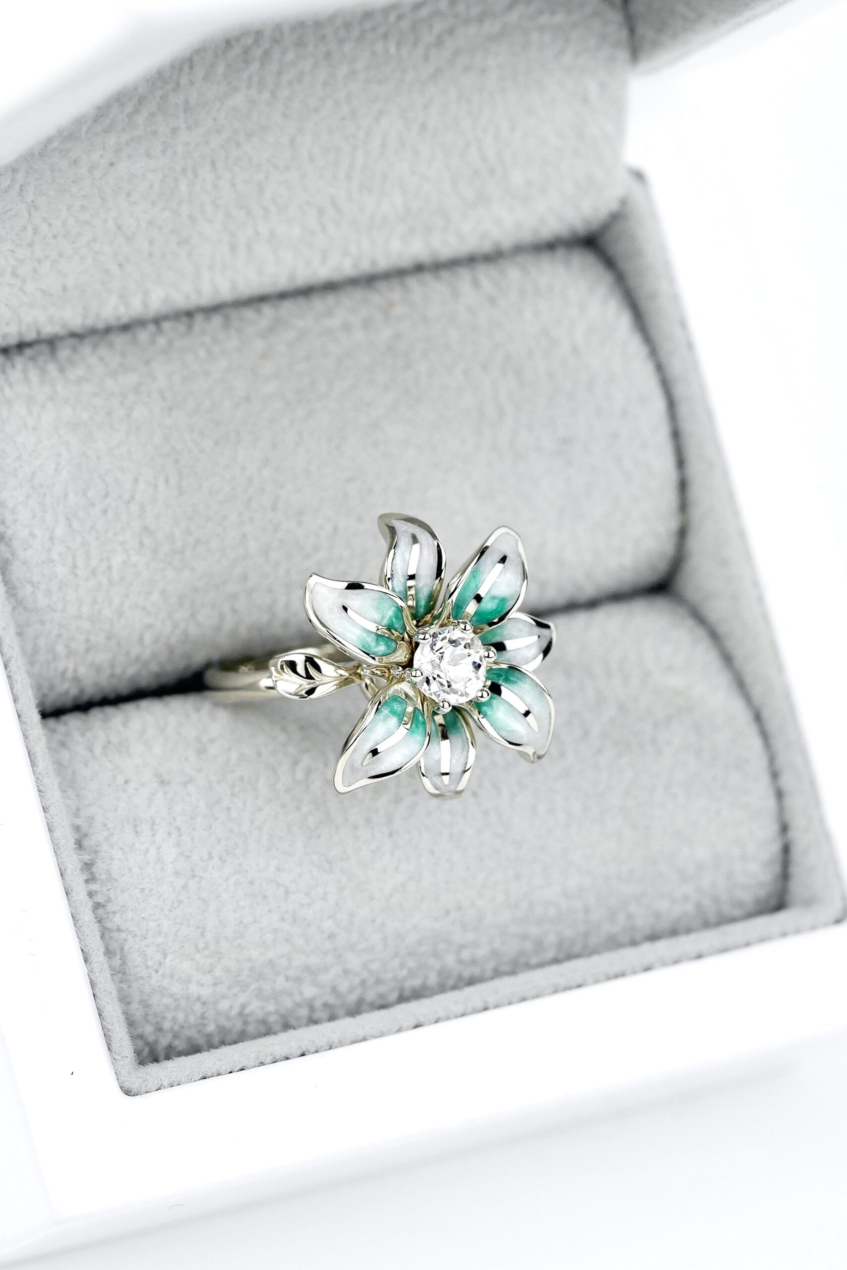 Lilia – pierścionek jak z tajemniczego ogrodu